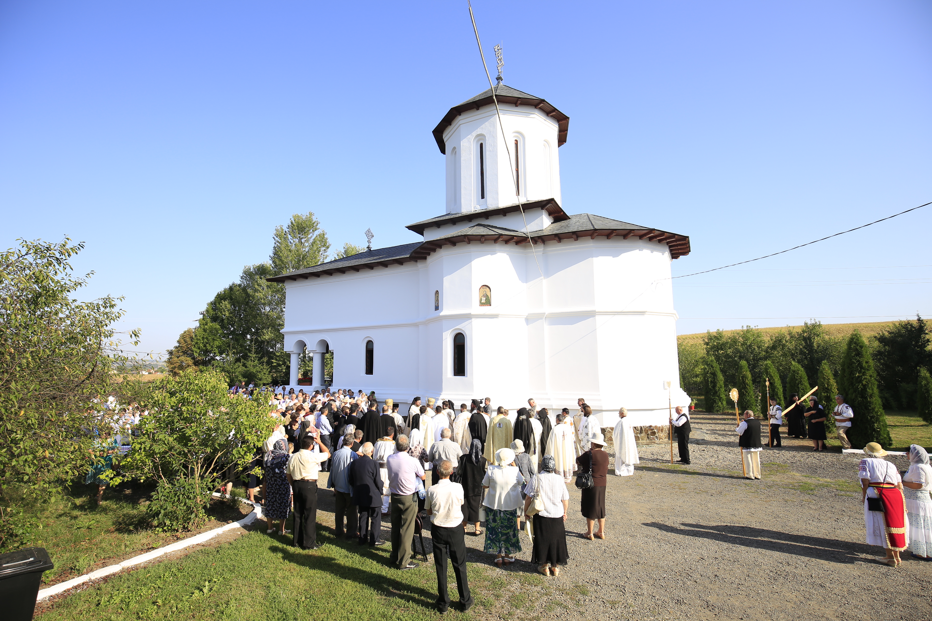 Mănăstirea Dumbrăvioara a îmbrăcat haina sfințirii