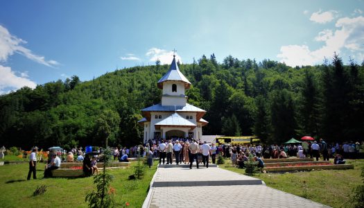 Doi ierarhi au sfințit biserica din Parohia Ciobănuş – Straja, Protopopiatul Moinești