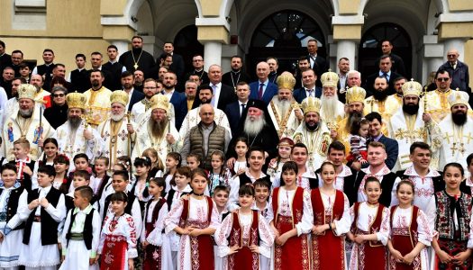 Hramul Catedralei Episcopale din Caransebeş a reunit 12 ierarhi şi sute de credincioşi