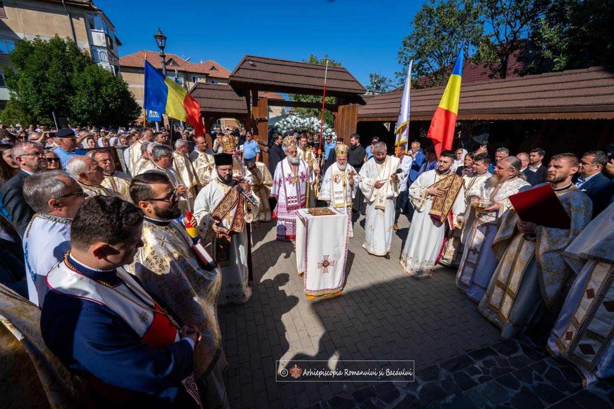 Treime de arhierei la sfințirea Bisericii „Sf. Arhid. Ștefan” din Comănești