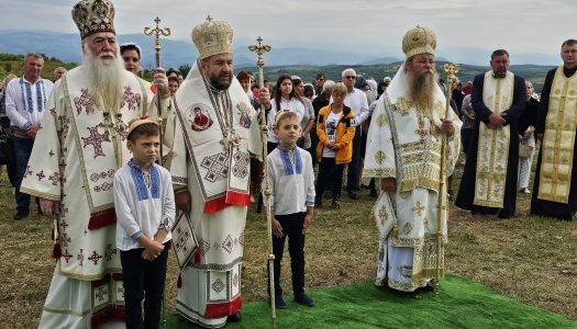 Trei arhierei au slujit la Ciumarca satului Godeanu pe dealul Chiciora, Horebul mehedinţenilor