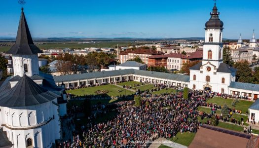 Întreită slujire arhierească la Sfânta Liturghie a hramului Catedralei arhiepiscopale din Roman