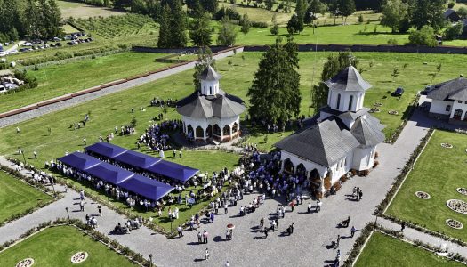 Hramul Mănăstirii „Adormirea Maicii Domnului” din Izvoru Mureșului