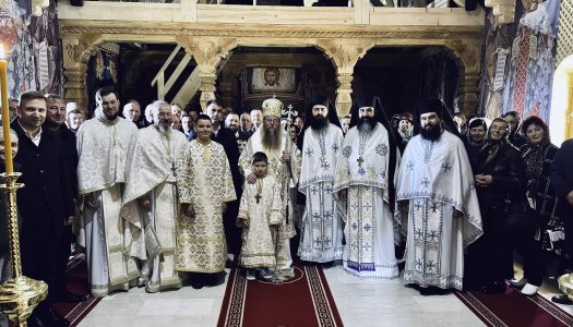 Preasfințitul Părinte Andrei, în mijlocul obștii monahale și al credincioșilor din Sărmaș