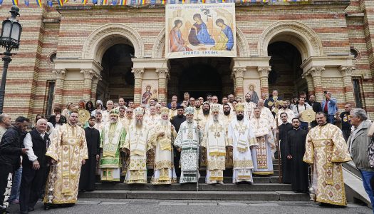 Hramul Catedralei Mitropolitane „Sfânta Treime” din Sibiu: şase arhierei au săvârşit Sfânta Liturghie