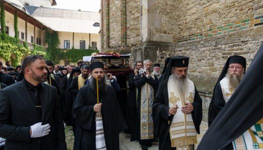 Emilian Arhiereul a fost înmormântat la Mănăstirea Neamț: „El rămâne prezent între pământeni prin faptele sale de iubire milostivă și smerită, de ajutorare a semenilor în nevoi și în necazuri”