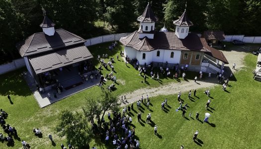 Preasfințitul Părinte Andrei a slujit la Mănăstirea Mărcuș și a săvârșit tunderea în rasoforie a unei viețuitoare