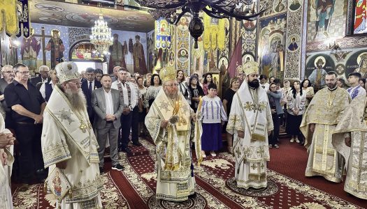 Centenarul Bisericii „Sfântul Ierarh Nicolae” din Toplița, sărbătorit prin Sfânta Liturghie arhierească și binecuvântarea picturii restaurate