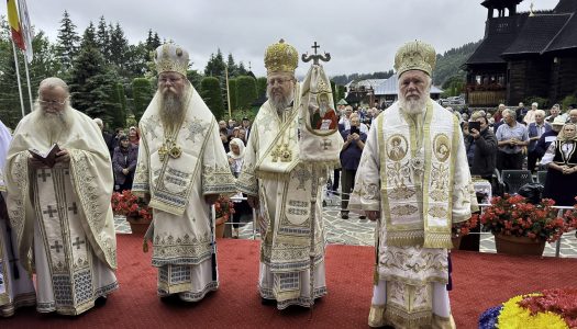 Hramul istoric al Mănăstirii „Sfântul Proroc Ilie Tesviteanul” din Toplița, sărbătorit în prezența a trei ierarhi