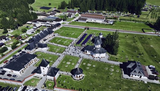 Treizeci de ani de la punerea pietrei de temelie a Mănăstirii „Adormirea Maicii Domnului” din Izvoru Mureșului