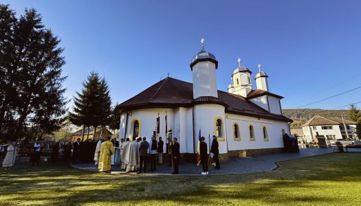 Sfânta Liturghie și binecuvântarea lucrărilor exterioare la Biserica „Sfântul Ierarh Nicolae” din Sărămaș